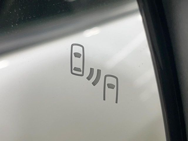 【ブラインドスポットモニター】走行中、ドアミラーの死角になりやすい箇所に後続車が接近するとサイドミラーのレンズに警告を表示!ドライバーに注意喚起をしてくれます。