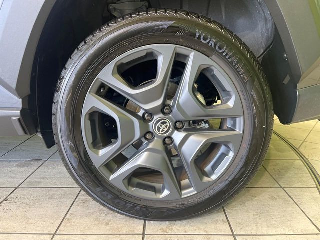 【純正アルミホイール】外観にマッチした純正アルミホイールを装着しております。各種社外アルミホイールや、スタッドレスタイヤも取扱いしております。是非ご相談ください♪