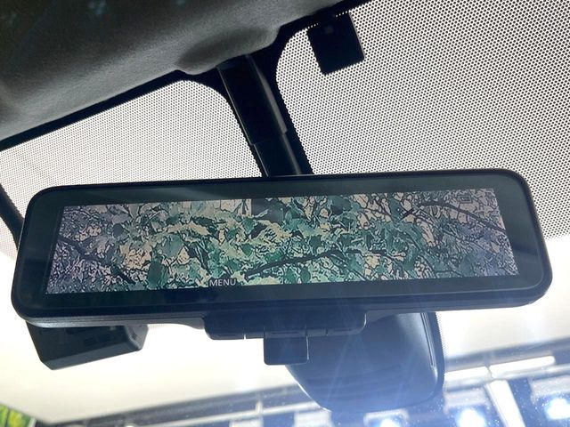 【インテリジェントルームミラー】後席の大きな荷物や同乗者で後方が確認しづらい時でも安心!カメラが撮影した車両後方の映像をルームミラー内に表示。クリアな視界で状況の確認が可能です!