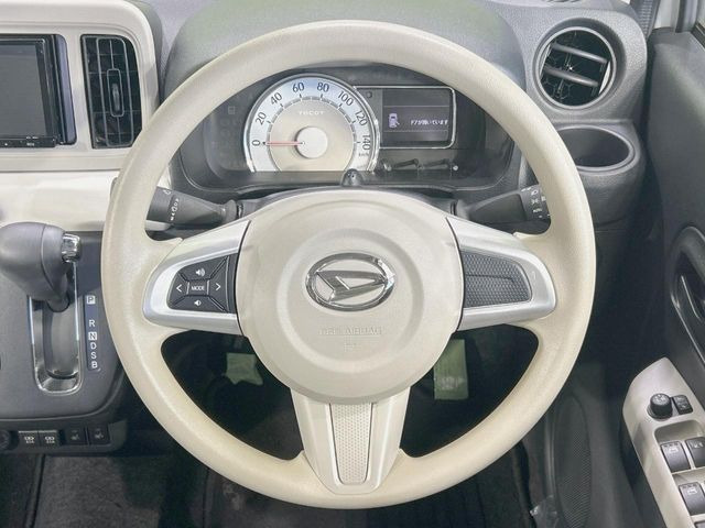 �C���e���A�ɍ��킹���f�U�C���̃X�e�A�����O�́A�^�]�������̂��Ƃ��l���A�^�]���₷���`��A�傫���ł��B�����x�A���ۂɐG���Ă��m���߂��������B