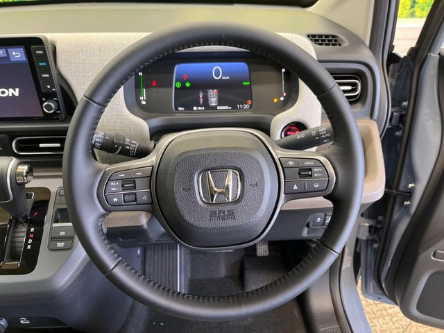 �y�z���_�Z���V���O�z���s���ɑO���̎ԗ�����F�����A�Փ˂������Ȏ��͌x��ƃu���[�L�ŏՓˉ���Ɣ�Q�y�����A�V�X�g�B�����S�Ƀh���C�u�����y���݂��������܂��B