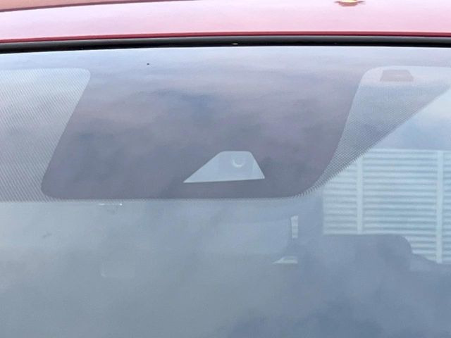 �y�G�}�[�W�F���V�[�u���[�L�z���s���ɑO���̎ԗ�����F�����A�Փ˂������Ȏ��͌x��ƃu���[�L�ŏՓˉ���Ɣ�Q�y�����A�V�X�g�B�����S�Ƀh���C�u�����y���݂��������܂��B