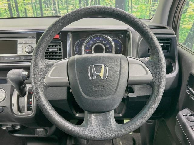 �C���e���A�ɍ��킹���f�U�C���̃X�e�A�����O�́A�^�]�������̂��Ƃ��l���A�^�]���₷���`��A�傫���ł��B�����x�A���ۂɐG���Ă��m���߂��������B