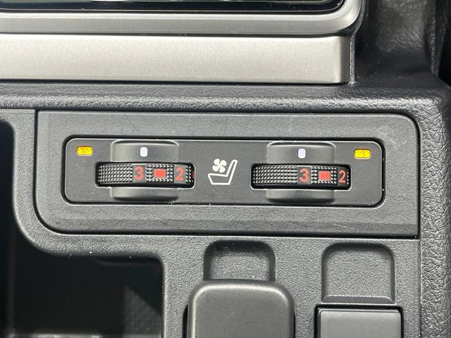 【シートベンチレーション】夏場は涼しい風でお尻や背中の熱やムレを防ぎ、冬はエアコンよりも早く温まってポカポカに!季節を問わず快適に過ごせます。