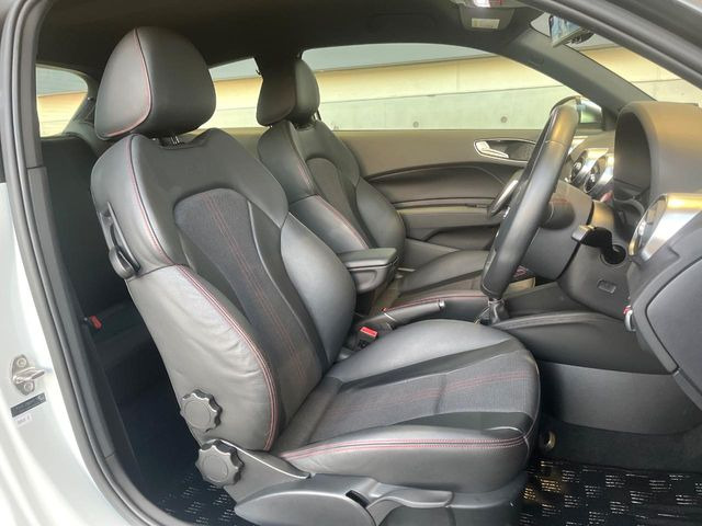 ���O��:�������Ƃ����h���C�o�[�X�y�[�X�ŁA�����Ԃ̉^�]�ł����K�ɂ��߂������������܂��B