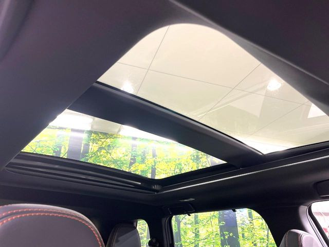 【大型サンルーフ】車内の解放感が一気に上がる大型のパノラマルーフ!季節を問わず開放的で快適なドライブをお楽しみいただけます。流通量も少なく希少価値の高い人気の装備です♪