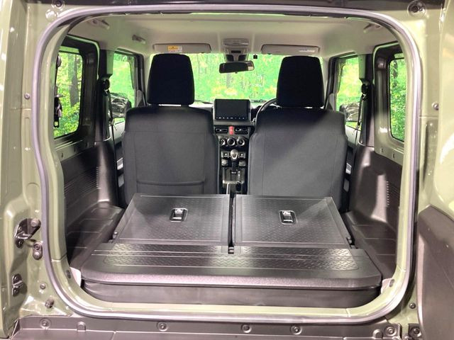 後席を格納すると、これだけの広さが!シーンに合わせたシートアレンジで、大きな荷物も積むことが出来ます♪