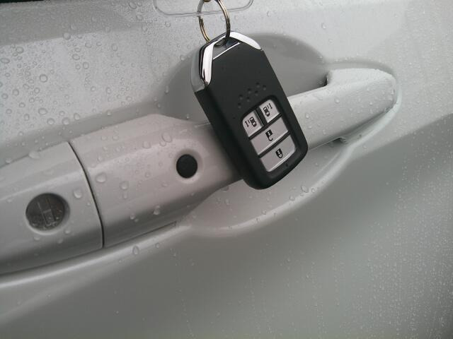 �L�[���|�P�b�g�ɓ��ꂽ�܂܂ł��G���W��ON/OFF�A�h�A�{��/�J���\���֗��ȃX�}�[�g�L�[�ł��B