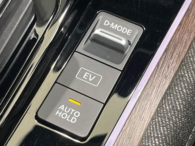 【オートブレーキホールド】信号待ちや渋滞で停車時にブレーキから足を離しても、停止状態を保持してくれます。前進するときはアクセルを踏めば自動で解除されるので安心♪街乗り運転が楽になります♪