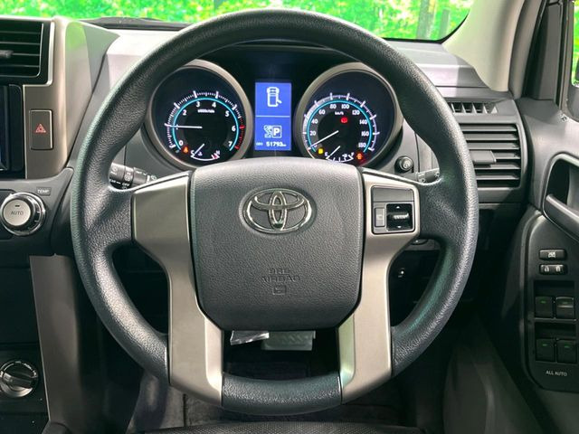 インテリアに合わせたデザインのステアリングは、運転される方のことも考え、運転しやすい形状、大きさです。是非一度、実際に触ってお確かめください。