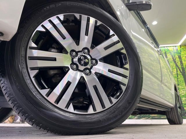 【純正18インチアルミホイール】外観にマッチした純正アルミホイールを装着しております。各種社外アルミホイールや、スタッドレスタイヤも取扱いしております。是非ご相談ください♪
