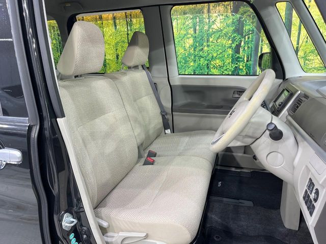 運転席シート廻りは使用感も少なく、良好な状態となっています。前オーナー様が丁寧に使っていたことがよくわかりますね。