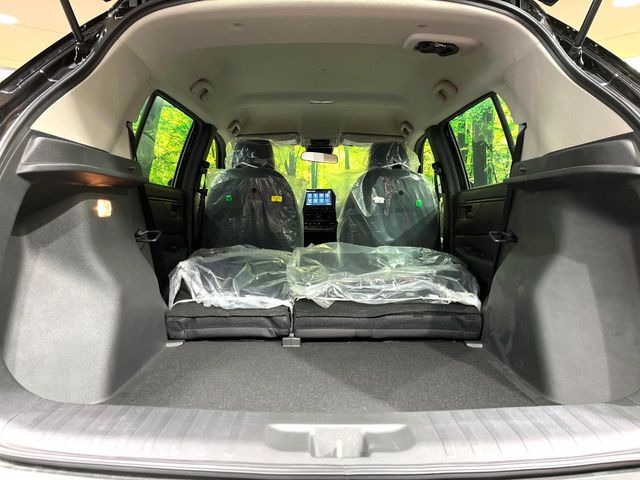 積み下ろしのしやすいデッキにはたっぷりと荷物を積み込んでいただけます。遊びから仕事まで、様々なシーンで頼れます♪