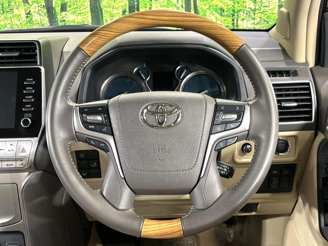 【ウッドコンビステアリング】高級感ある木目調パーツを採用した手に良く馴染むコンビハンドル。運転席廻りの雰囲気も一気に豪華になります!