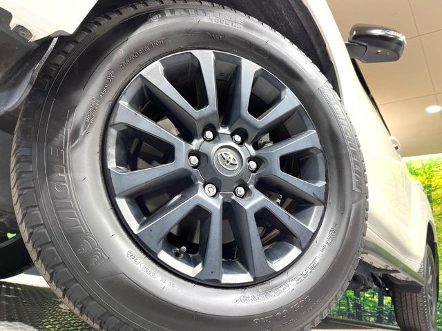 【純正アルミホイール】外観にマッチした純正アルミホイールを装着しております。各種社外アルミホイールや、スタッドレスタイヤも取扱いしております。是非ご相談ください♪