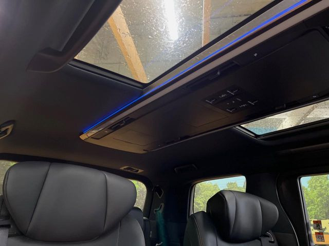 【左右独立ムーンルーフ】2列目左右席にそれぞれ配置されたガラスルーフ!日差しに合わせて片側だけシェードを閉めることも可能です!