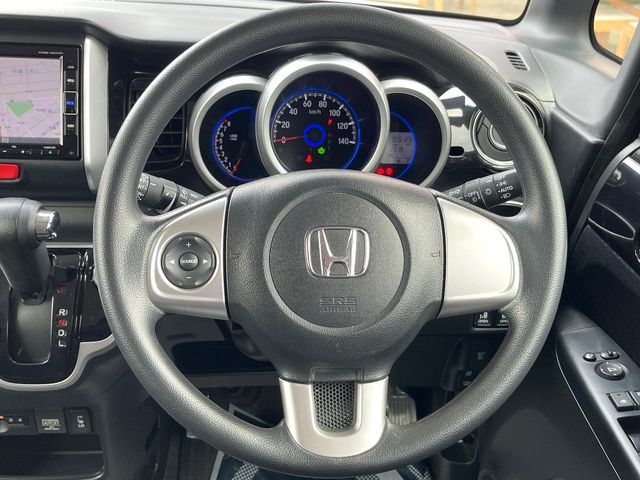 �C���e���A�ɍ��킹���f�U�C���̃X�e�A�����O�́A�^�]�������̂��Ƃ��l���A�^�]���₷���`��A�傫���ł��B�����x�A���ۂɐG���Ă��m���߂��������B