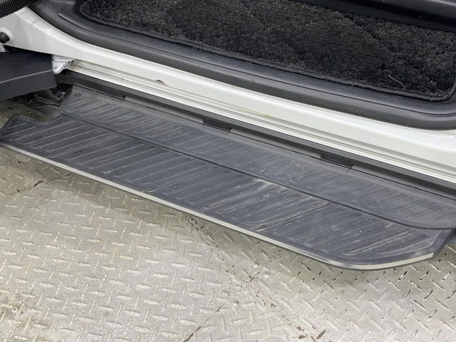 【電動サイドステップ】車高の高いお車でも、これがあれば小さいお子様の乗り降りも楽々♪スライドドアと連動して作動する為、煩わしい操作は不要です!