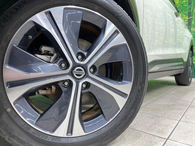 【純正17インチアルミホイール】外観にマッチした純正アルミホイールを装着しております。各種社外アルミホイールや、スタッドレスタイヤも取扱いしております。是非ご相談ください♪