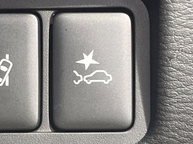 【三菱e-Assist】走行中に前方の車両等を認識し、衝突しそうな時は警報とブレーキで衝突回避と被害軽減をアシスト。より安全にドライブをお楽しみいただけます。