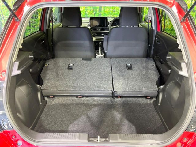 ���i�̂���������ʋ΁A���}���ɏ\���ȉ׎��X�y�[�X���m�ۂ��Ă���܂��B�Z�J���h�V�[�g��|���ƁA�傫�ȉו��̐ύڂ��\�ł���