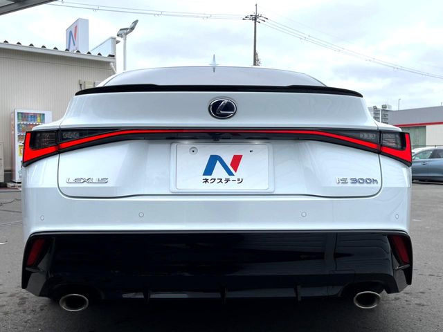 安心の最長10年・走行無制限保証(有償)をご用意。保証内容も充実はもちろん、無料点検&オイル交換や、年中無休の全国・24時間ロードサービスも付帯されておりますのでご安心下さい。