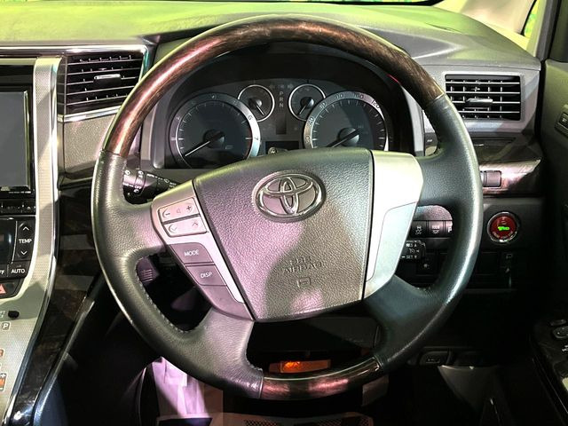 �C���e���A�ɍ��킹���f�U�C���̃X�e�A�����O�́A�^�]�������̂��Ƃ��l���A�^�]���₷���`��A�傫���ł��B�����x�A���ۂɐG���Ă��m���߂��������B