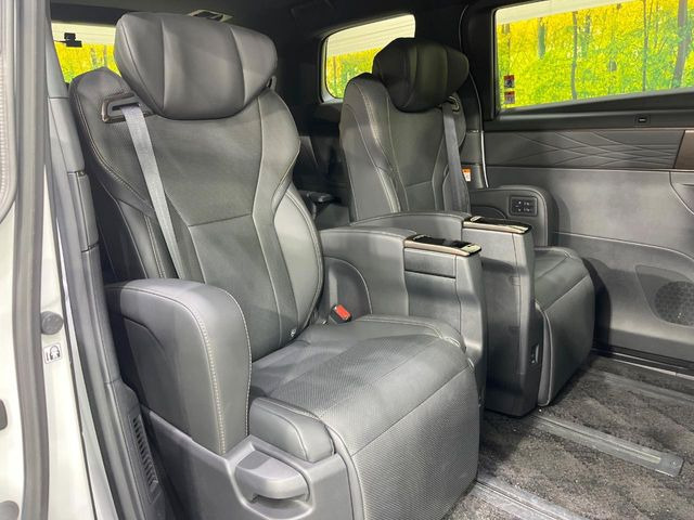 後部座席も気になるようなキズ・汚れやへたり等、大きなダメージはなく、良好な状態です。