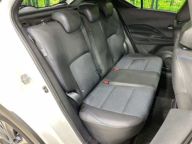 後部座席も気になるようなキズ・汚れやへたり等、大きなダメージはなく、良好な状態です。