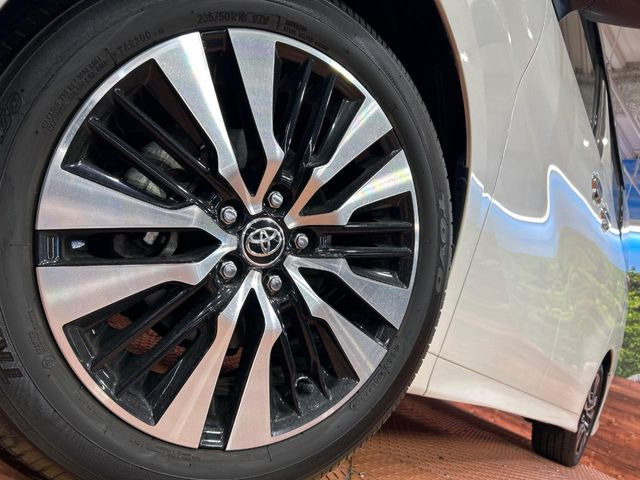 【純正18インチアルミホイール】外観にマッチした純正アルミホイールを装着しております。各種社外アルミホイールや、スタッドレスタイヤも取扱いしております。是非ご相談ください♪