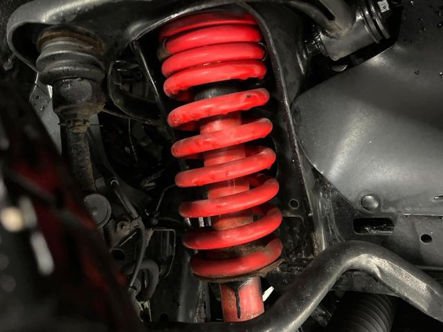 お車を安心してお乗りいただく為には、足回りの定期点検が欠かせません。サービスサポート(有償保証)では無料点検もご提供しており、安心のカーライフをお過ごしいただけるサポート体制が整っています。