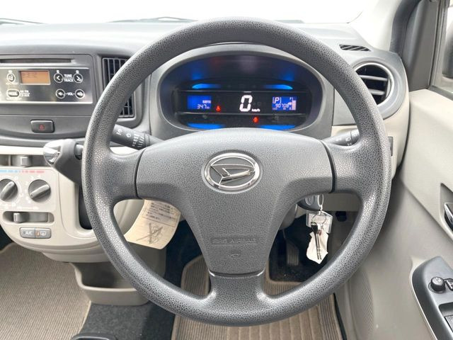 �C���e���A�ɍ��킹���f�U�C���̃X�e�A�����O�́A�^�]�������̂��Ƃ��l���A�^�]���₷���`��A�傫���ł��B�����x�A���ۂɐG���Ă��m���߂��������B