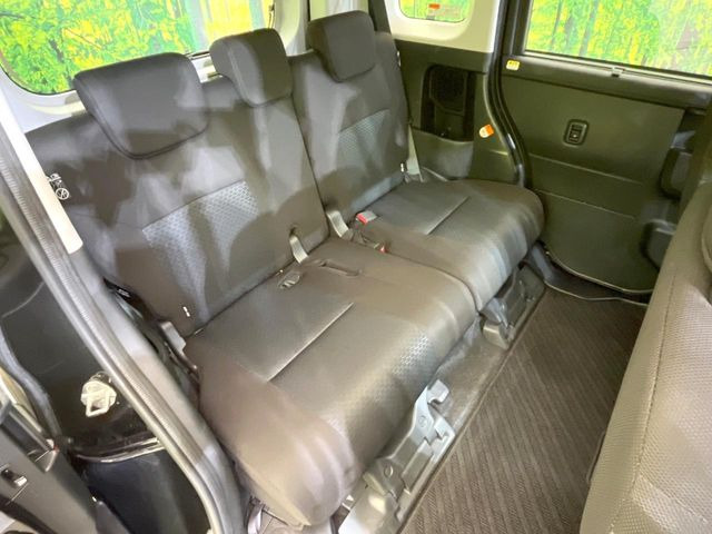 後部座席も気になるようなキズ・汚れやへたり等、大きなダメージはなく、良好な状態です。
