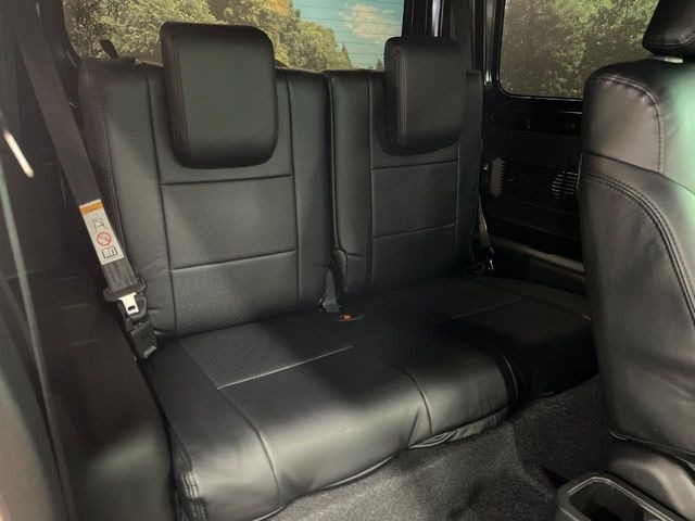 後部座席も気になるようなキズ・汚れやへたり等、大きなダメージはなく、良好な状態です。