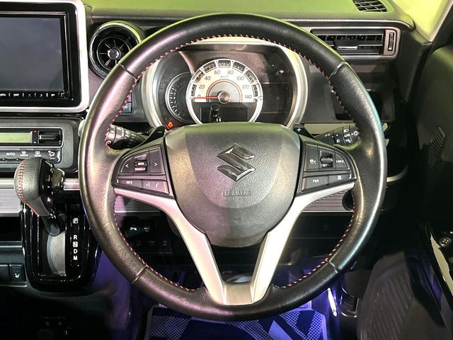 �C���e���A�ɍ��킹���f�U�C���̃X�e�A�����O�́A�^�]�������̂��Ƃ��l���A�^�]���₷���`��A�傫���ł��B�����x�A���ۂɐG���Ă��m���߂��������B