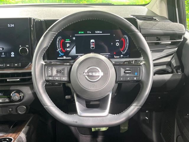 �C���e���A�ɍ��킹���f�U�C���̃X�e�A�����O�́A�^�]�������̂��Ƃ��l���A�^�]���₷���`��A�傫���ł��B�����x�A���ۂɐG���Ă��m���߂��������B