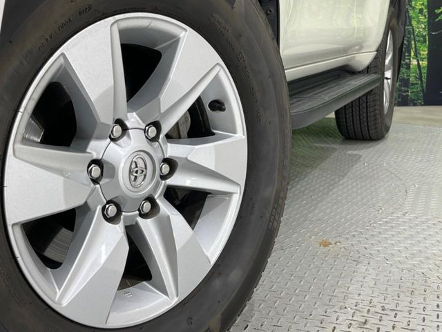 【純正17インチアルミホイール】外観にマッチした純正アルミホイールを装着しております。各種社外アルミホイールや、スタッドレスタイヤも取扱いしております。是非ご相談ください♪
