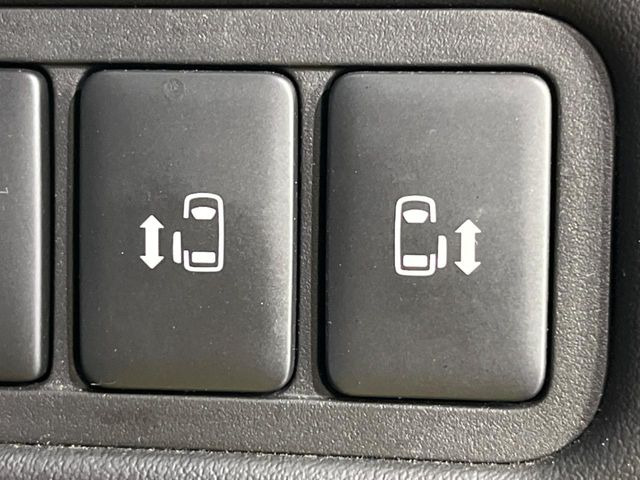 【両側パワースライドドア】スマートキーや運転席のスイッチで後席両側スライドドアの開閉が可能♪電動だから力を入れてドアを開ける必要が無く、小さなお子様でも簡単に開け閉めでき快適です♪