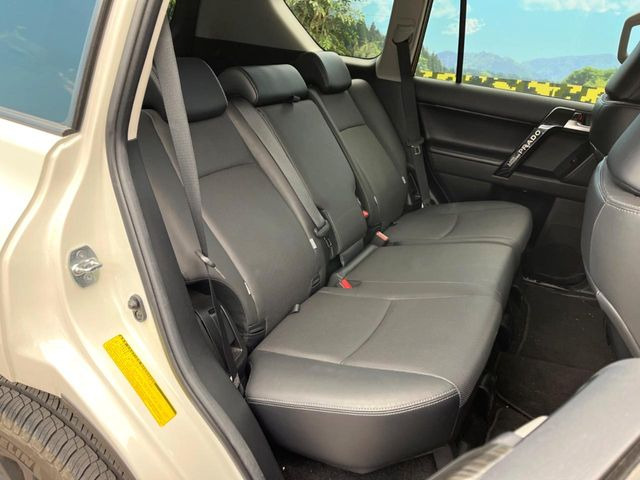 後部座席も気になるようなキズ・汚れやへたり等、大きなダメージはなく、良好な状態です。