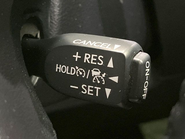 【レーダークルーズコントロール】高速道路での長距離走行が楽に!!自動で速度を保つクルーズコントロールが、衝突軽減システムと連携し、前方の車両を感知して車間を保つように速度調節してくれます!!