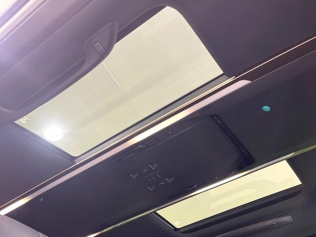 【ガラスルーフ】ガラスルーフ搭載で車内の解放感が一気にアップ!開放的なドライブをお楽しみいただけます。