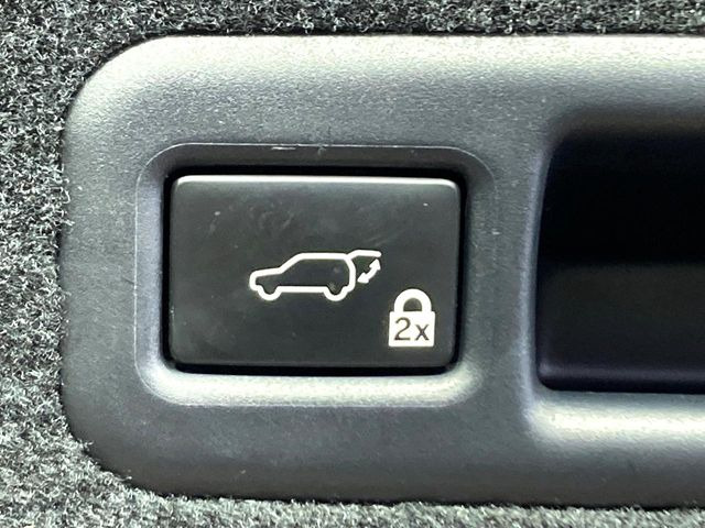 【パワーバックドア】スマートキーや運転席のボタンを押すだけでリアゲートが自動で開閉します!荷物を持っている時や、高い位置にあるバックドアを閉める際に便利な機能です♪