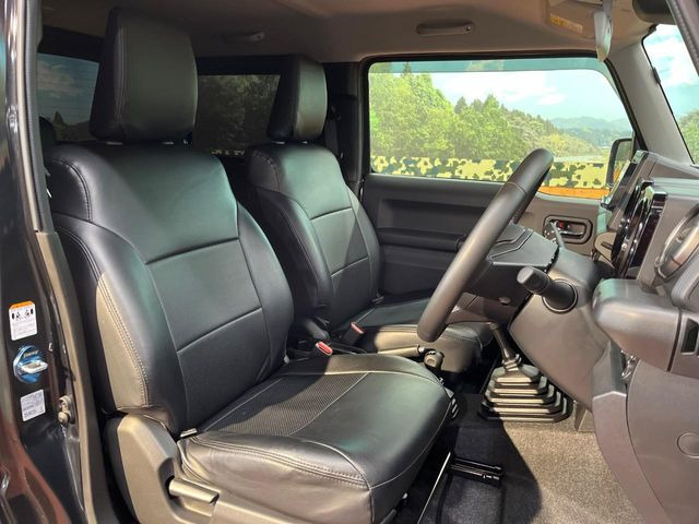 運転席シート廻りは使用感も少なく、良好な状態となっています。丁寧に使われていたことがよくわかりますね。