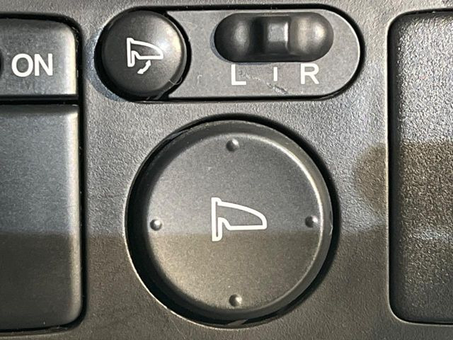 �y�d���i�[�~���[�z�T�C�h�~���[�͓d���i�[���ƂȂ��Ă���A�������ԏ�ł��L�Y�������X�N��}�����܂��B