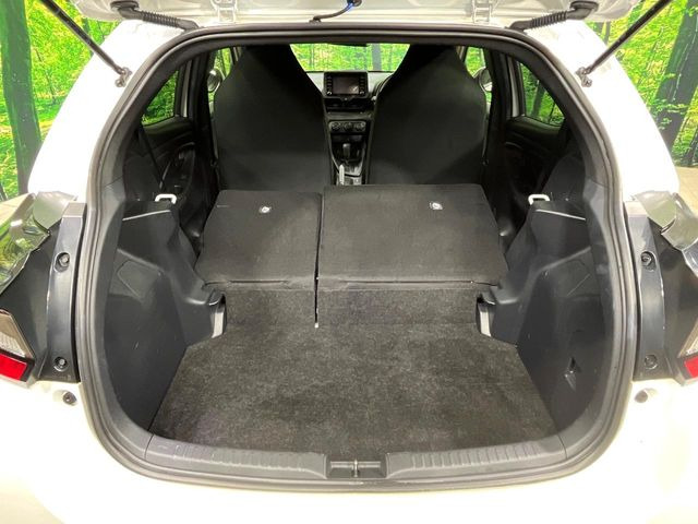 ���i�̂���������ʋ΁A���}���ɏ\���ȉ׎��X�y�[�X���m�ۂ��Ă���܂��B�Z�J���h�V�[�g��|���ƁA�傫�ȉו��̐ύڂ��\�ł���