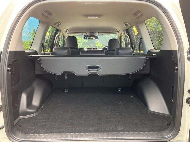 後席を格納すると、これだけの広さが!シーンに合わせたシートアレンジで、大きな荷物も積むことが出来ます♪