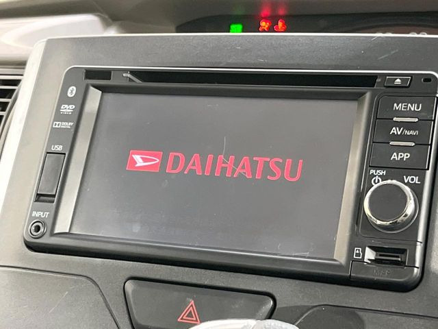 【純正ナビ】人気の純正ナビを装備しております。ナビの使いやすさはもちろん、オーディオ機能も充実!キャンプや旅行はもちろん、通勤や買い物など普段のドライブも楽しくなるはず♪