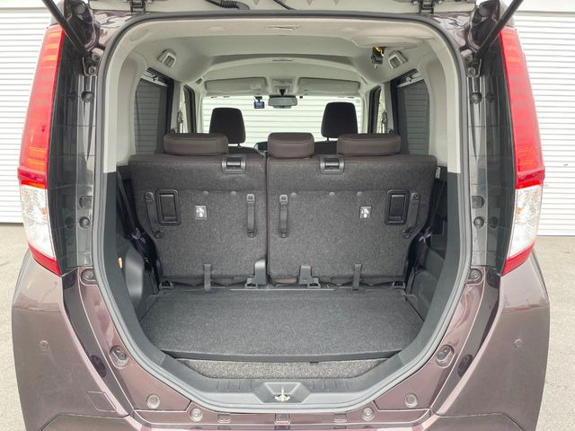 ���i�̂���������ʋ΁A���}���ɏ\���ȉ׎��X�y�[�X���m�ۂ��Ă���܂��B�Z�J���h�V�[�g��|���ƁA�傫�ȉו��̐ύڂ��\�ł���