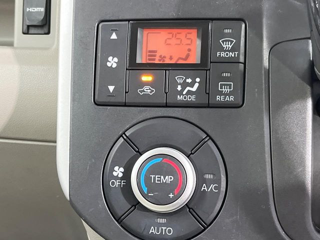 【オートエアコン】一度お好みの温度に設定すれば、車内の温度を検知し風量や温度を自動で調整。暑い&hellip;寒い&hellip;と何度もスイッチ操作をする必要はありません。快適な車内空間には必須の機能ですね♪