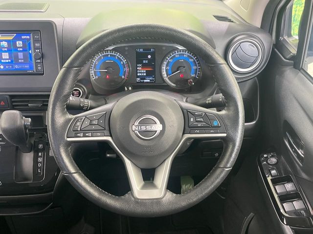 �C���e���A�ɍ��킹���f�U�C���̃X�e�A�����O�́A�^�]�������̂��Ƃ��l���A�^�]���₷���`��A�傫���ł��B�����x�A���ۂɐG���Ă��m���߂��������B